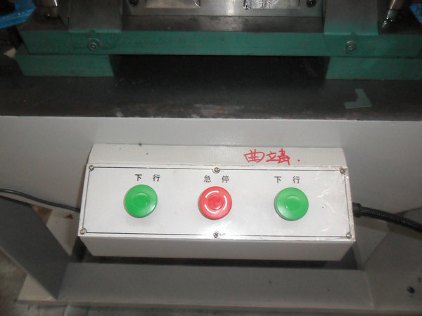 集成吊顶液压机器细节处